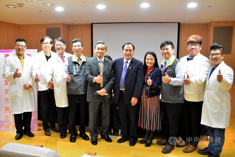 新北市牙醫師公會26日與新北市政府簽署合作備忘錄,將成立烏來區口腔醫療站,提升偏鄉市民的口腔醫療照護與保健、口腔癌防治、衛教服務等。中央社記者黃旭昇新北市攝 110年11月26日