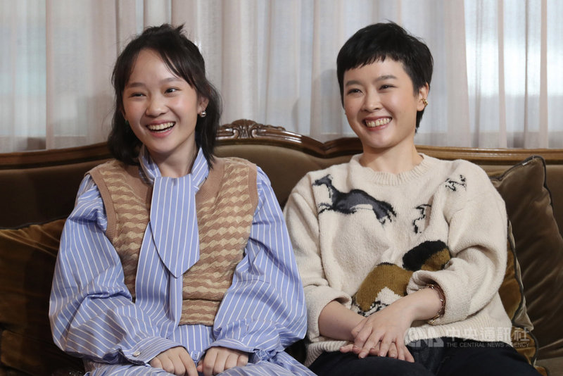 電影「美國女孩」改編自導演阮鳳儀(右)人生故事,由演員方郁婷(左)詮釋阮鳳儀少女時期。方郁婷受訪時笑說,第一次看到阮鳳儀也很有熟悉感,「我跟媽媽都覺得她很像我的姑姑,笑起來也很像」。中央社記者吳家昇攝 110年11月26日