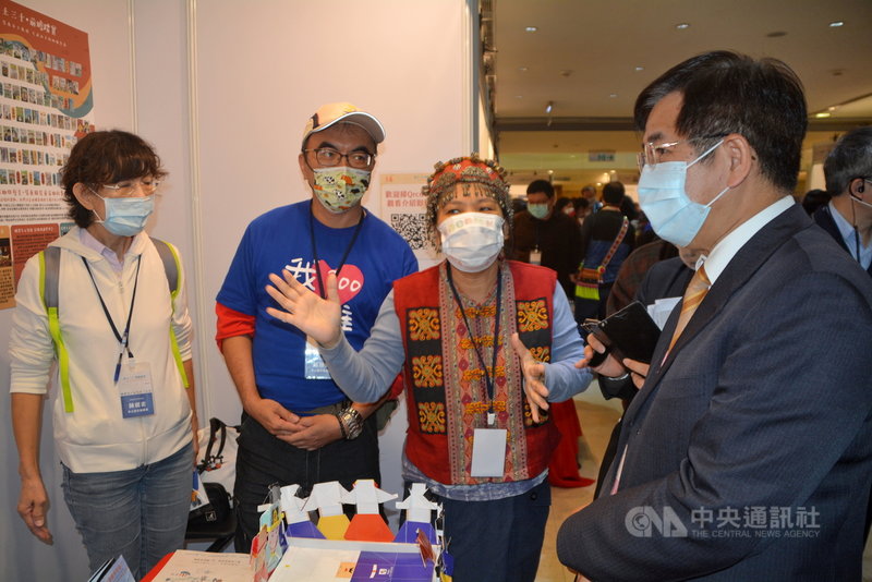 由教育部國民及學前教育署主辦的「本土三十 前瞻踏實」2021本土文化教育研討會26日在國立台灣圖書館舉行,教育部長潘文忠(右)到場參觀活動攤位。中央社記者黃旭昇新北攝 110年11月26日