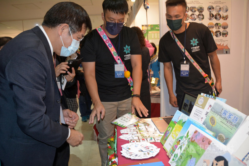 由教育部國民及學前教育署主辦的「本土三十 前瞻踏實」2021本土文化教育研討會26日在國立台灣圖書館舉行,教育部長潘文忠(左)應邀開幕致詞,並現場參觀攤位。中央社記者黃旭昇新北攝 110年11月26日