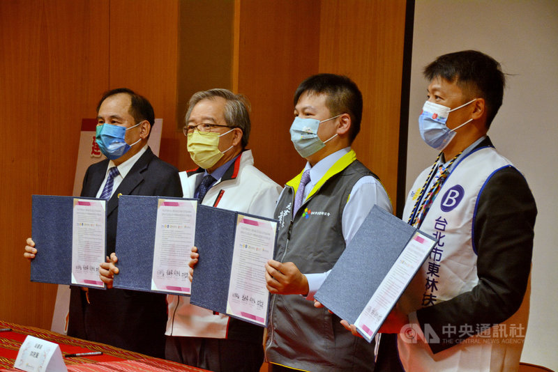 新北市政府秘書長林祐賢(左2)、新北市牙醫師公會理事長葉建陽(右2)、東林扶輪社長倪國智(右),26日與烏來區長周守信(左)簽訂合作備忘錄,將在烏來成立口腔醫療站。中央社記者黃旭昇新北市攝 110年11月26日