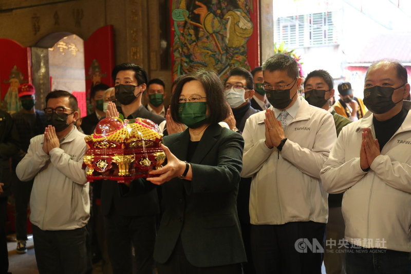 總統蔡英文(前中)26日上午在內政部長徐國勇(前右2)等人陪同下,出席「艋舺青山王祭起駕儀式」。中央社記者吳家昇攝 110年11月26日