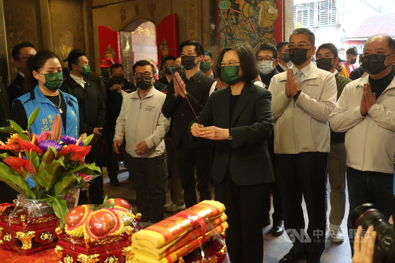 總統蔡英文(前中)26日上午出席「艋舺青山王祭起駕儀式」,到宮廟上香祈福。中央社記者吳家昇攝 110年11月26日