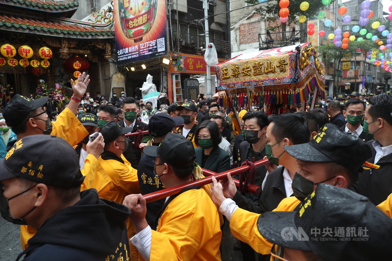 總統蔡英文(中)26日上午出席「艋舺青山王祭起駕儀式」,並擔任扶轎官,與眾人一同遶境。中央社記者吳家昇攝 110年11月26日