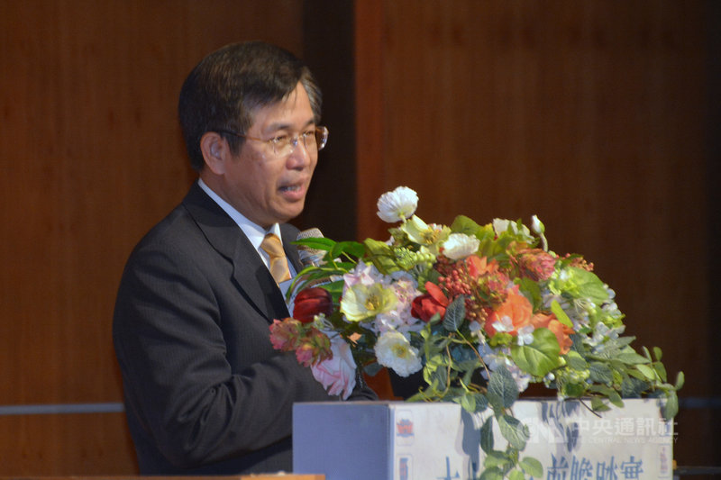 由教育部國民及學前教育署主辦的「本土三十 前瞻踏實」2021本土文化教育研討會26日在國立台灣圖書館舉行,教育部長潘文忠出席開幕致詞。中央社記者黃旭昇新北攝 110年11月26日