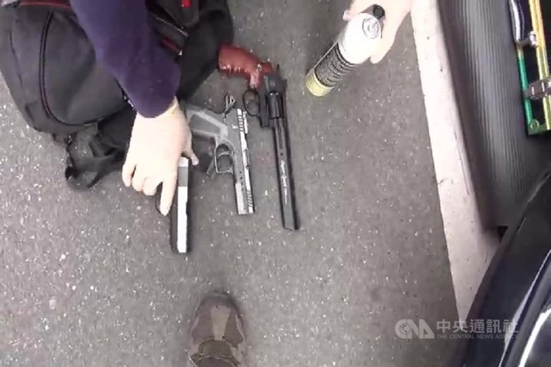 彰化許姓男子以販毒為業更擁槍自重,警方經跟監蒐證,23日在員林市搜索查獲許男隨身攜帶4把空氣手槍及毒品海洛因、安非他命、一粒眠、毒品咖啡包,全案依違反毒品危害防制條例等,移送彰化地檢署偵辦。(翻攝畫面)中央社記者蕭博陽彰化縣傳真 110年11月26日