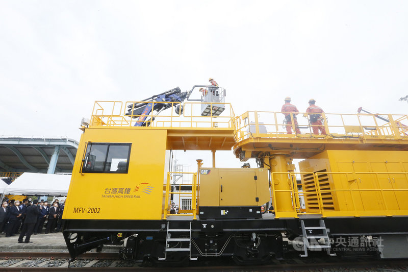 台灣高鐵公司與中鋼公司26日在高鐵左營基地舉辦「高鐵電車線維修工程車啟用典禮」,並現場安排工程車示範操作,行政院長蘇貞昌也親自到場見證。中央社記者董俊志攝 110年11月26日