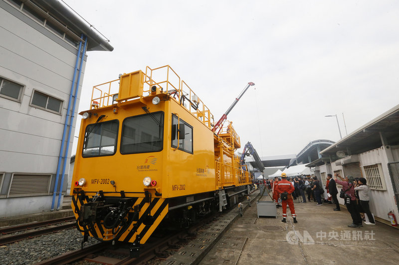 台灣高鐵與中鋼公司26日在高鐵左營基地舉辦「高鐵電車線維修工程車啟用典禮」,現場安排工程車操作展示,由各界人士見證高鐵推動「軌道工業本土化」目標邁向新紀元。中央社記者董俊志攝 110年11月26日