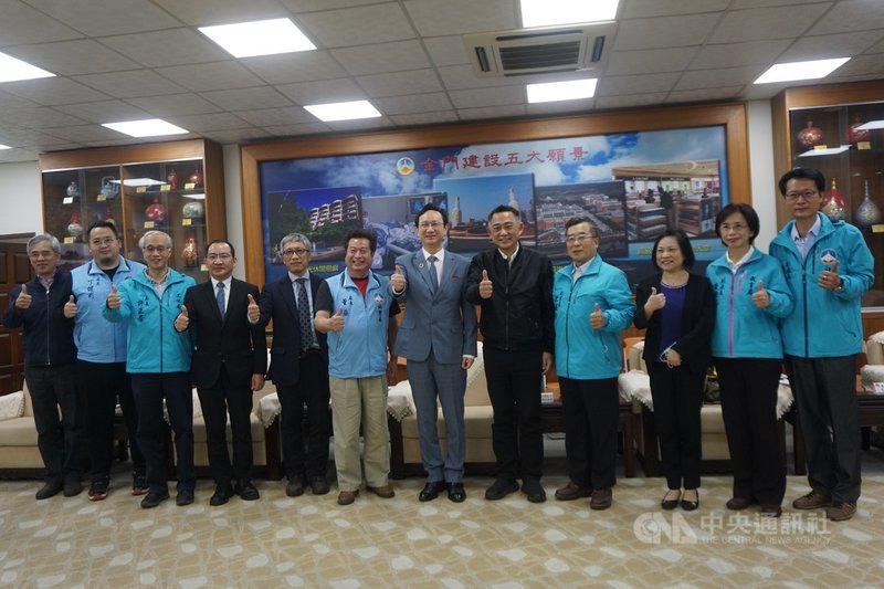 僑務委員會委員長童振源(右6)26日率隊前往金門,先到金門大學演講,下午拜會金門縣長楊鎮浯(右5),雙方就僑團、僑教及僑商等業務進行洽談。中央社記者黃慧敏攝 110年11月26日