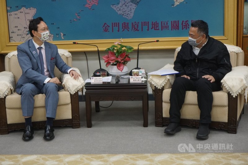 僑務委員會委員長童振源(左)26日前往拜會金門縣長楊鎮浯(右),童振源表示,金門是僑鄉重鎮,期盼僑委會在聯繫和服務金僑上能更加落實。中央社記者黃慧敏攝 110年11月26日