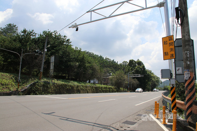 南投縣警察局在省道台21線魚池鄉大雁往返埔里鎮桃米路段,建置全縣首套區間測速系統,警方26日表示,這套區間測速設備仍待檢驗,正式啟用日期另待交通隊公告。中央社記者蕭博陽南投縣攝 110年11月26日