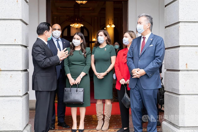美國聯邦眾議員高野(右)率團訪台,外交部長吳釗燮(左)26日於台北賓館款宴訪團。(外交部提供)中央社記者鍾佑貞傳真 110年11月26日
