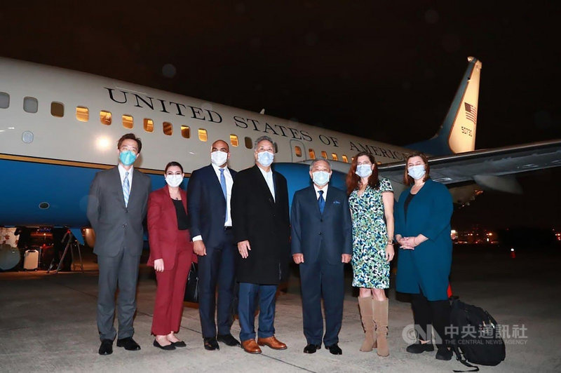 美國聯邦眾議員高野(中)率領訪問團25日搭乘美國行政專機訪台,圖為訪團成員抵達時與外交部接機人員於行政專機前合影。(外交部提供)中央社記者謝佳珍傳真 110年11月26日