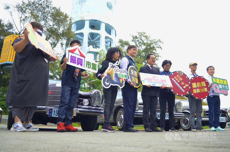 嘉義縣文化觀光局邀請台灣古董車發展協會16台古董車26日到朴子市嘉藝點水道頭文創聚落展出,文觀局長許有仁(右4)表示,古董車聚是為幫忙推薦嘉義縣Q碰券。中央社記者蔡智明攝 110年11月26日