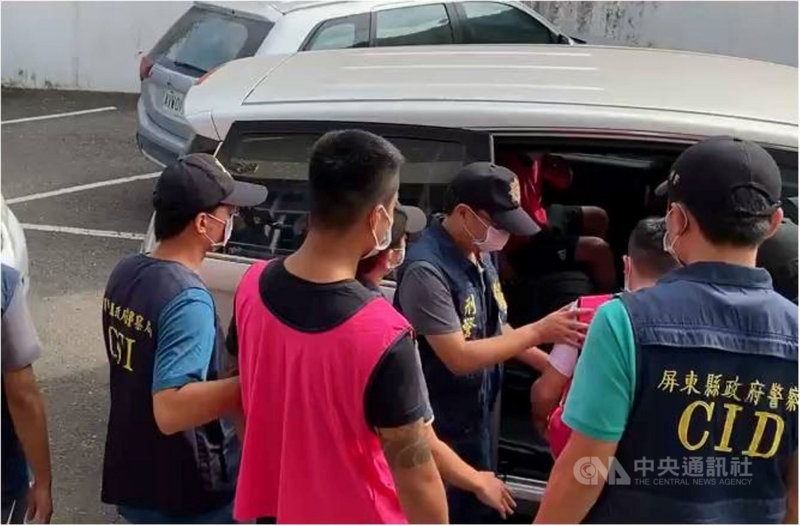 屏東檢警近日執行掃蕩黑道幫派專案行動,包括殯葬業、土方業等暴力集團共逮捕107人,7人被法院裁定羈押。(警方提供)中央社記者郭芷瑄傳真 110年11月26日