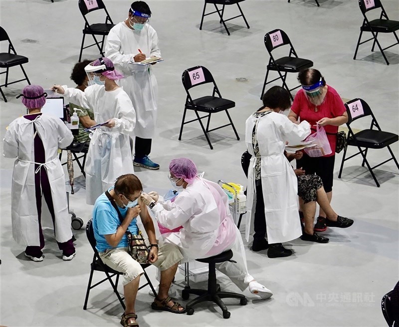 指揮中心發言人莊人祥宣布,24日全台接種16萬3868劑疫苗,第1劑涵蓋率77.34%,第2劑涵蓋率50.5%,突破5成大關,預計12月中可達60%目標。圖為高雄接種站。(中央社檔案照片)