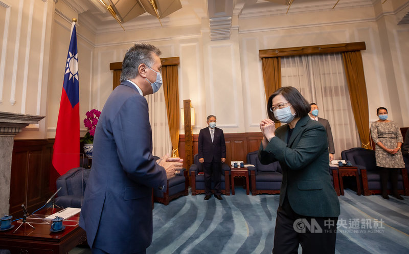 美國眾議院退伍軍人事務委員會主席高野(左)率團訪問台灣,26日拜會總統蔡英文(右)。高野說,相信未來美國官員訪台會變成常態。(總統府提供)中央社記者謝佳珍傳真 110年11月26日