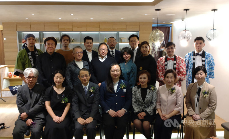 福島前進團26日舉行「福島前進節2021」活動,邀請日本台灣交流協會代表泉裕泰(前排左3)及行政院政務委員唐鳳(前排中)出席。中央社記者鍾佑貞攝 110年11月26日