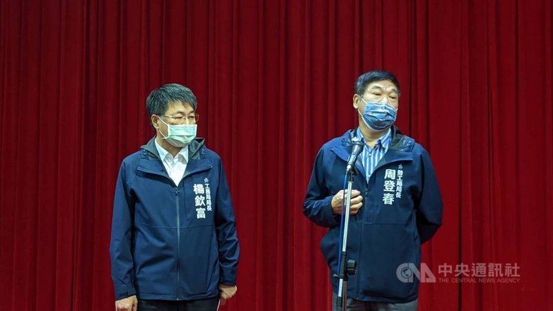 高雄市議員26日指出,據報24日在中油高雄煉油廠整治場址發生有死傷工安意外。高市府工務局長楊欽富(左)、勞工局長周登春(右)說明,傷者為64歲張姓車輛維修人員在修理整治包商卡車時遭車斗壓擊,送醫當晚不治。中央社記者曾以寧攝 110年11月26日