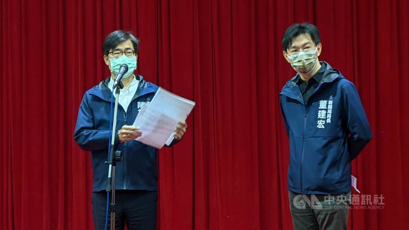 高雄市議會要求高市府各局處針對「城中城」事件提出未來如何改善的精進報告,再交付111年度總預算審查。報告25日陸續送抵議會,議會批評太草率。高雄市長陳其邁(左)26日在市議會表示,市府已準備完整報告,拜託議會支持預算。中央社記者曾以寧攝 110年11月26日