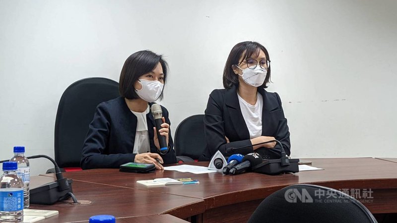 國民黨高雄市議員陳麗娜(左)、李眉蓁(右)26日召開記者會表示,24日接獲消息指稱,中油高煉廠整治場址3-3區傳有人員死亡的工安意外,要求高雄市政府勞工局、工務局進一步說明。中央社記者曾以寧攝 110年11月26日