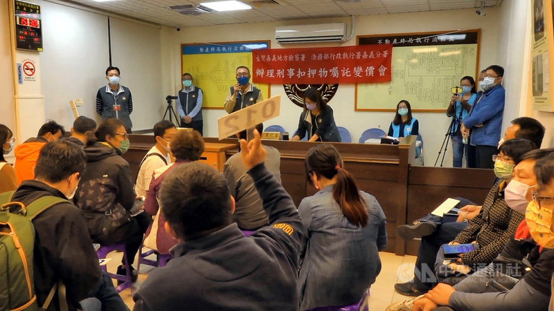 法務部行政執行署嘉義分署26日指出,嘉義分署受嘉義地方檢察署囑託,代為拍賣於偵查中扣得被告所有供犯罪所用的14台冷氣機,25日下午進行,現場民眾踴躍競標,全部以新台幣34萬5000元賣出,超出底價1倍。(行政執行署嘉義分署提供)中央社記者黃國芳傳真 110年11月26日