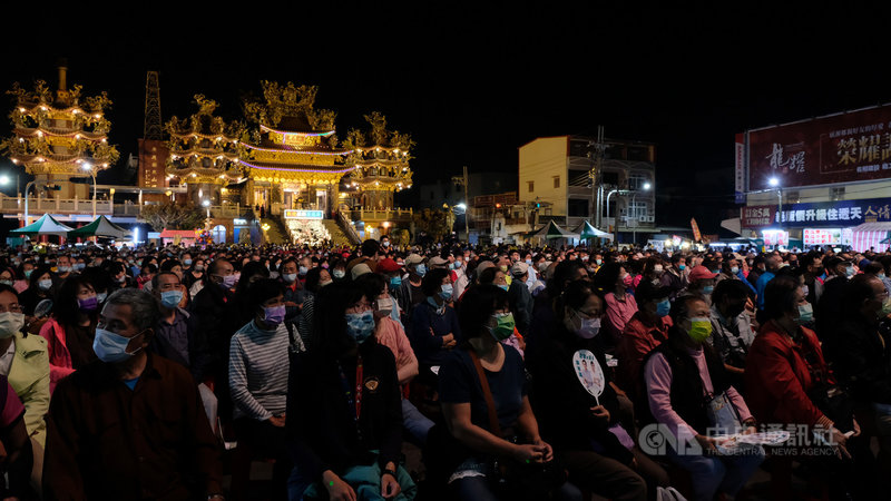 民進黨立委林岱樺26日晚間在高雄市林園區廣應廟前廣場主辦「4個不同意 台灣更有力」公投說明會,主辦單位指出,現場有超過3500人參與響應。中央社記者曾以寧攝 110年11月26日