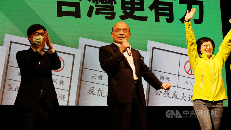 行政院長蘇貞昌(中)26日晚間與民進黨立委林岱樺(右)、高雄市長陳其邁(左)出席在高雄市林園區廣應廟前廣場登場的公投說明會,呼籲民眾12月18日要投下4個不同意。中央社記者曾以寧攝 110年11月26日