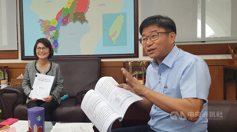 高雄市議會議長曾麗燕(左)26日下午召集議會各黨團協商討論111年市府總預算是否能交付審查,會後她和民進黨團總召鄭光峰(右)表示,認為報告已達標準,預計29日將預算案交付審查。中央社記者洪學廣攝 110年11月26日