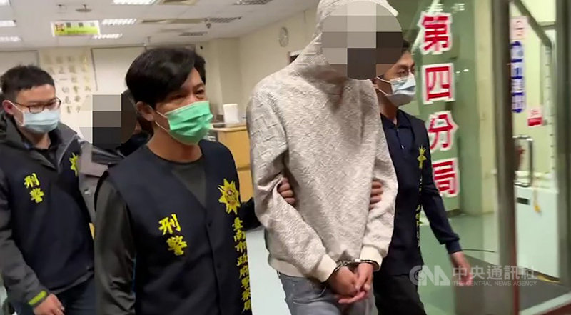新北市傅姓女子因陳姓男友債務糾紛22日遭人押到台南,台南警方獲報於23日凌晨救出傅女,並逮捕押人的4名男子,訊後送辦。(台南市警局提供)中央社記者張榮祥台南傳真 110年11月26日