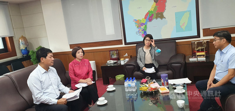 高雄市議會議長曾麗燕(右2)26日下午召集民進黨團總召鄭光峰(右)、國民黨團總召童燕珍(左2)、無黨團結聯盟總召朱信強(左)等人進行協商,會中認為城中城精進報告已達議會要求,盼能在29日將預算案付委審查。中央社記者洪學廣攝 110年11月26日