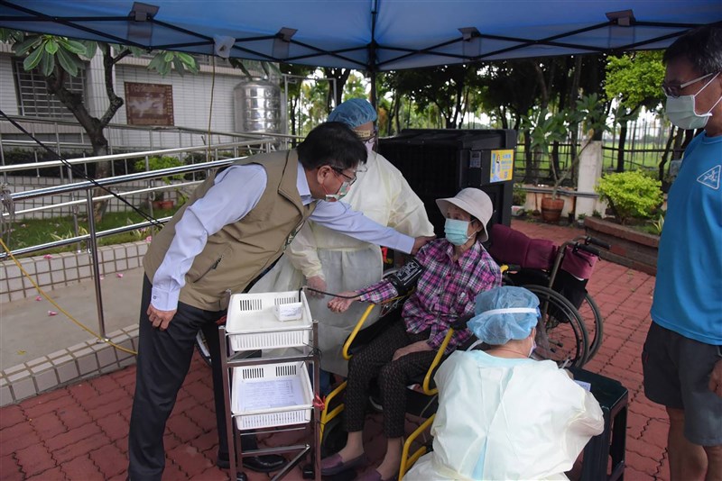 台灣開始接種COVID-19疫苗以來,公共衛生基層衛生所出任務使命必達,屏東縣崁頂鄉衛生所向全鄉借物資,拼起快打站,連髮廊三層推車都「徵用」為接種工作檯。(屏東縣衛生局提供)中央社記者陳婕翎傳真 110年11月26日