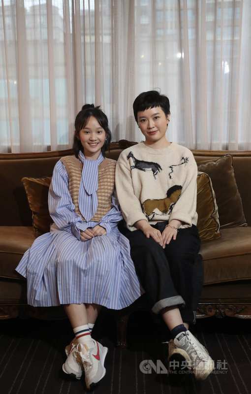 入圍第58屆金馬獎多項大獎的電影「美國女孩」,改編自導演阮鳳儀(右)人生故事,演員方郁婷(左)片中演出阮鳳儀少女時期的角色。阮鳳儀透露,當初看到方郁婷就覺得很有靈氣,甚至稱兩人有「前世的緣分,是命中註定遇見」。中央社記者吳家昇攝 110年11月26日