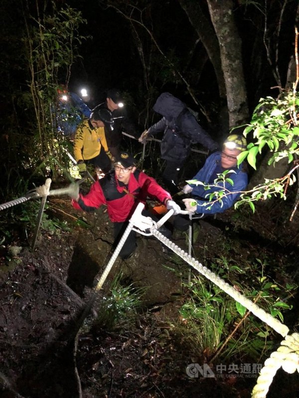 70歲李姓男子25日和親友到南橫公路栗松溫泉泡湯,回程時忽然胸悶休克,警義消立即趕往救援,仍搶救不及不幸身亡。(台東縣消防局提供)中央社記者盧太城台東傳真 110年11月26日