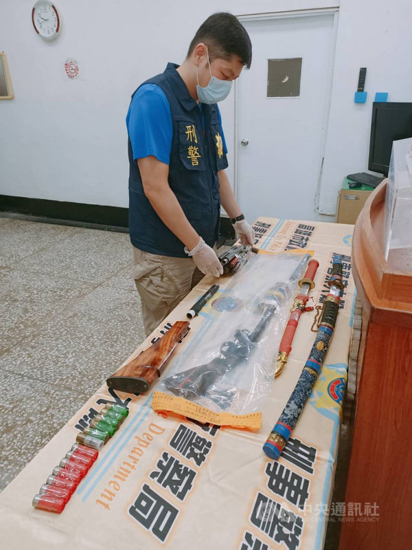 獨居在高市杉林區的鍾姓男子因非原住民身分卻被發現持有打獵用霰彈槍遭檢舉,市刑大24日前往鍾男住處搜索,查扣自製霰彈長槍、武士刀等證物,全案依違反槍砲彈藥刀械管制條例罪嫌移送橋頭地檢署偵辦。(高市刑大提供)中央社記者洪學廣傳真 110年11月26日