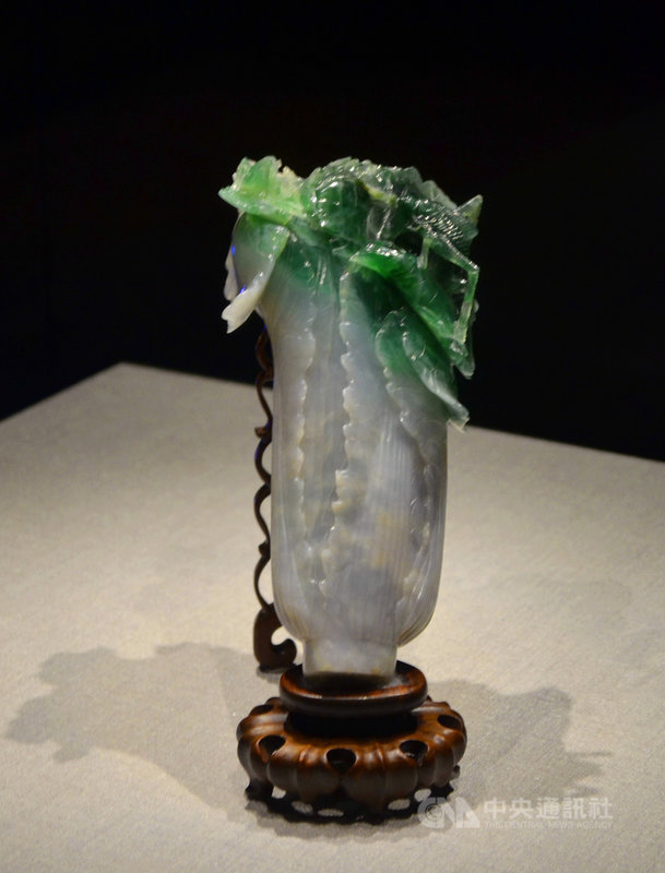 故宮南院26日表示,國寶「翠玉白菜」在南院展期到民國111年1月23日止,歡迎民眾把握參觀機會。中央社記者蔡智明攝 110年11月26日