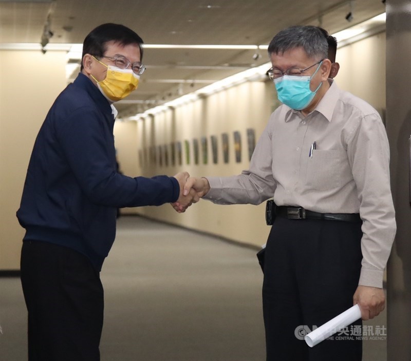交通部長王國材(左)26日上午到台北市政府與市長柯文哲(右)會面,溝通基隆捷運案,兩人握手致意。中央社記者張新偉攝 110年11月26日