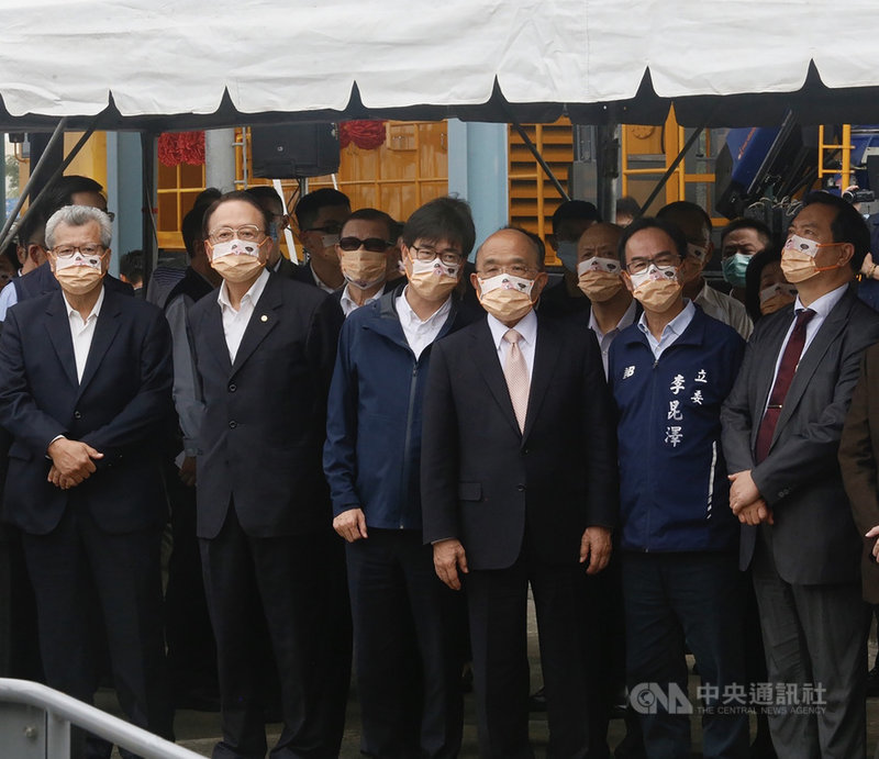 行政院長蘇貞昌(前右3)、高雄市長陳其邁(前左3)26日下午一同出席高鐵電車線維修工程車啟用典禮,會後並視察工程車運作情形。中央社記者董俊志攝 110年11月26日