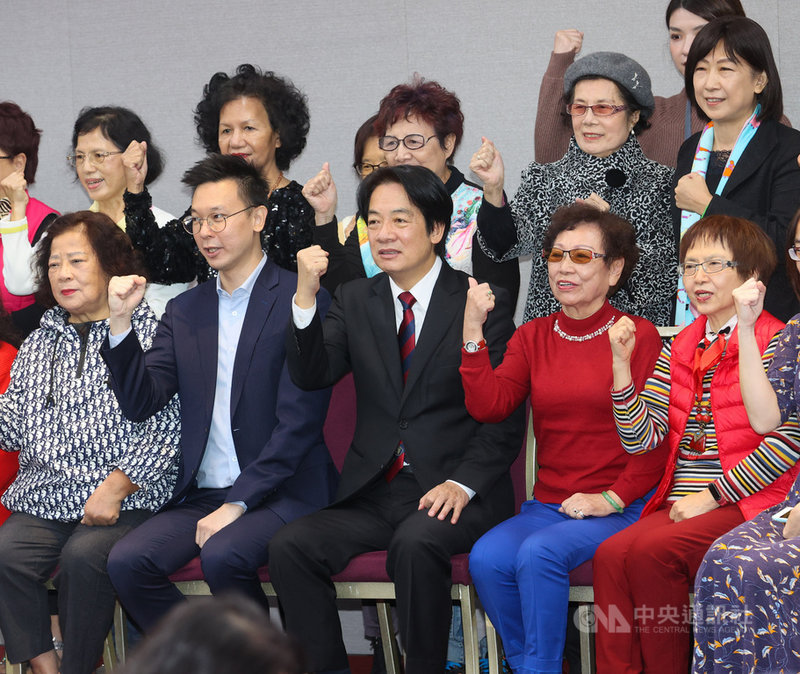 民進黨婦女部26日舉行「姊姊妹妹站出來 婦女團體支持四個不同意」活動,副總統賴清德(前右3)、民進黨副秘書長林飛帆(前右4)出席與會,一同呼口號宣傳年底公投4個不同意立場。中央社記者鄭清元攝 110年11月26日