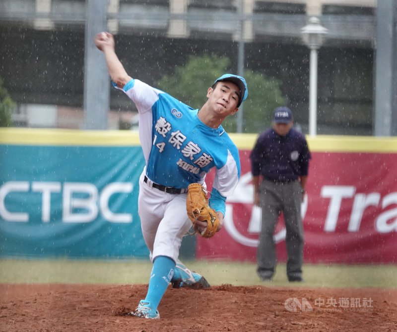 穀保家商高一投手張峻瑋(前)少棒、青少棒時期就是備受關注的球員,國中最快球速140公里、升上高中後提升至145公里。26日黑豹旗後援1局無失分。中央社記者謝靜雯攝 110年11月26日