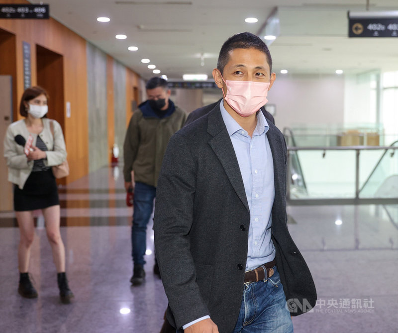 民進黨婦女部26日舉行「姊姊妹妹站出來 婦女團體支持四個不同意」活動,台北市黨部主委吳怡農(前)出席與會,會前接受媒體訪問。中央社記者鄭清元攝 110年11月26日