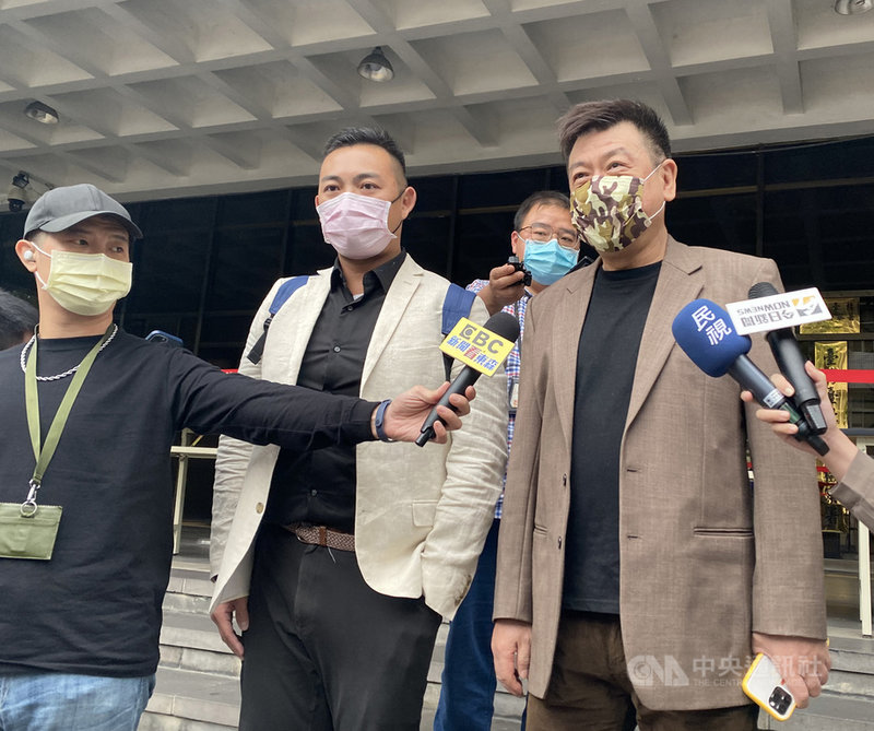 知名經紀人孫德榮(右)不滿歌曲授權金遭華納國際音樂稀釋提告求償,台北地院26日開庭審理,孫德榮庭前受訪指出,與華納打官司是「小蝦米鬥大鯨魚」,他要的是一個合理清楚明白的答案,而不是敷衍說是「業界慣例」。中央社記者林長順攝 110年11月26日