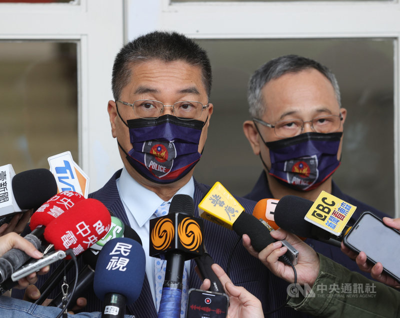 內政部長徐國勇(左)26日受訪表示,針對公投案,將秉持3原則,包含維護投票前過程平安、投票當天保持秩序平順、投票結束維護社會平穩,警政署將全力防堵假訊息、暴力行為、簽賭站等狀況。中央社記者謝佳璋攝 110年11月26日