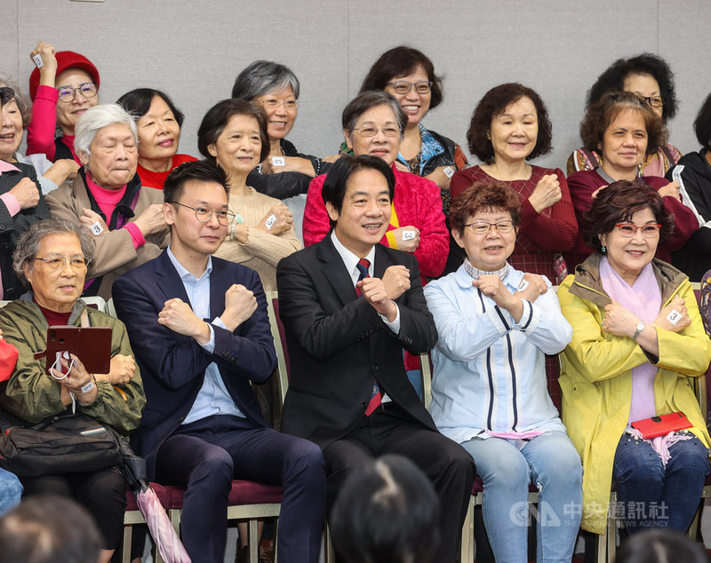 副總統賴清德(前左3)、民進黨副秘書長林飛帆(前左2)26日下午一同出席民進黨婦女部「姊姊妹妹站出來 婦女團體支持四個不同意」活動,與婦女朋友一同比出手勢,支持公投4個不同意立場。中央社記者鄭清元攝 110年11月26日
