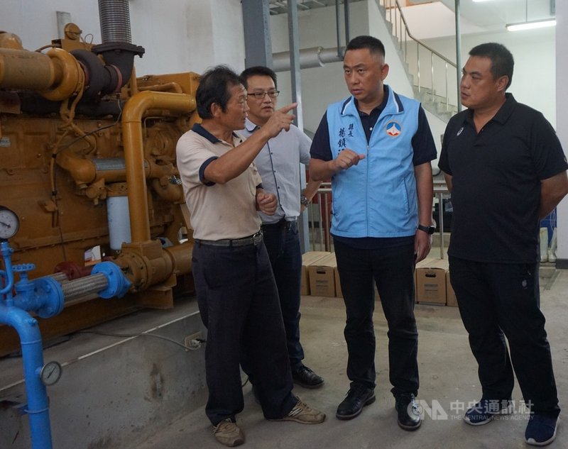 金門縣自來水廠26日表示,全縣最大的抽水站浯江抽水站已使用20多年,在提報內政部營建署爭取汰舊換新後,獲得總工程經費新台幣5400餘萬元,將儘速設計發包。圖為縣長楊鎮浯(右2)在颱風來襲前視察抽水站。中央社記者黃慧敏攝 110年11月26日