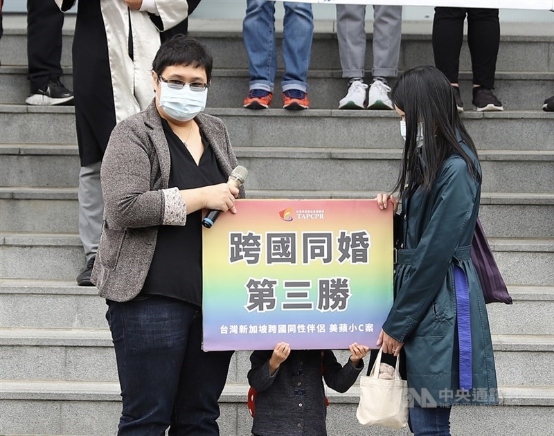 跨國同性伴侶美蘋(左)與小C(右)25日帶著近3歲的女兒至台北高等行政法院聆聽宣判;美蘋表示,在跨國同婚行政訴訟案件,她們是第3對,其實還有超過400對跨國同性伴侶,仍苦苦在等待結婚,她們會與逾400對跨國同婚的夥伴一起奮鬥下去。中央社實習記者蕭宇軒攝 110年11月25日