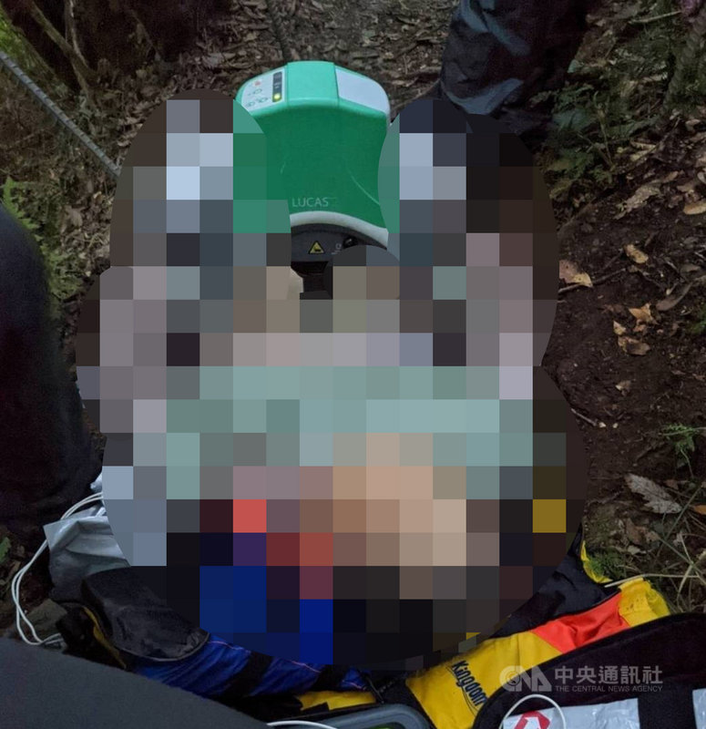 70歲李姓男子和親友到南橫公路栗松溫泉泡湯,回程時忽然胸悶休克,警義消沿途以自動心肺復甦機搶救仍回天乏術。(台東縣警察局提供)中央社記者盧太城台東傳真 110年11月26日