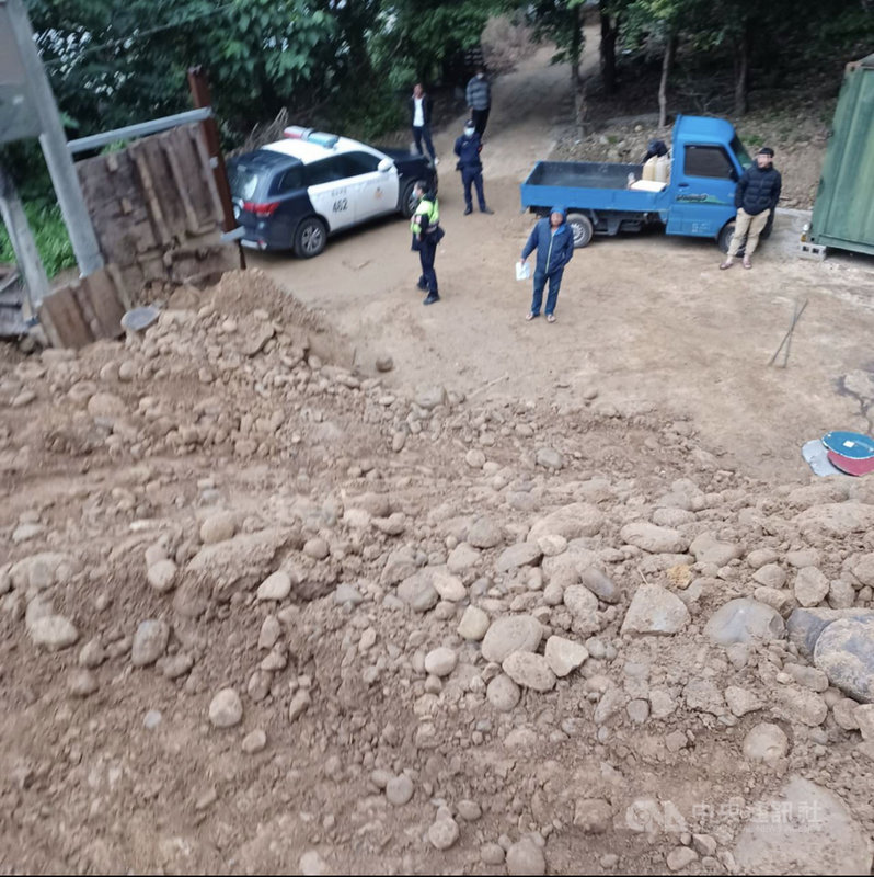新北市農業局獲報,五股區有人違法開挖山坡地,隨即會同警方前往取締,當場抓到累犯陳姓業者及怪手司機,除要求立刻停工,依現行犯將2人移送新北檢偵辦,並開罰新台幣15萬元。(新北市農業局提供)中央社記者沈佩瑤傳真 110年11月27日