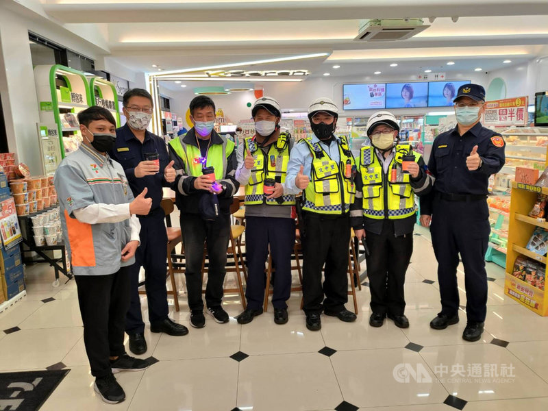 桃園市政府警察局桃園分局制定「超商自衛防暴對策」,將酒駕勤務結合超商巡守、建立報案快捷鍵、超商安全聯繫Line群組等,強化超商安全。(警方提供)中央社記者葉臻傳真 110年11月27日