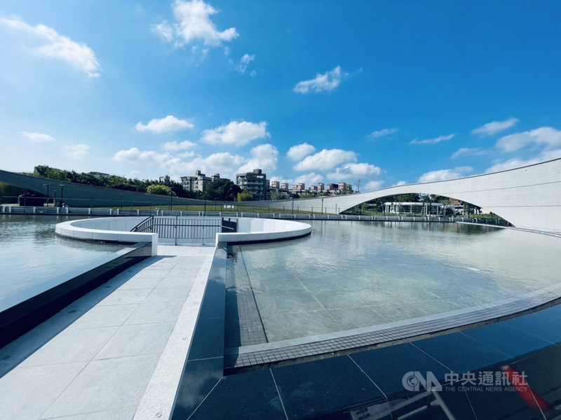 桃園市「1895乙未保台紀念公園暨地下停車場新建工程」以造景傳達1895台灣乙未戰爭的歷史價值,獲得第21屆公共工程金質獎建築類特優。圖為公園內紀念牆。(桃園工務局提供)中央社記者葉臻傳真 110年11月27日